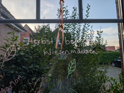 Wir haben die Fenster zum Herbst bemalt