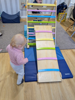 Am Kletterdreieck klettern und rutschen